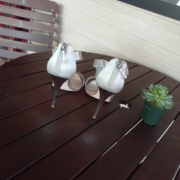 GLINT Silver Heels - Picture 5 of 6